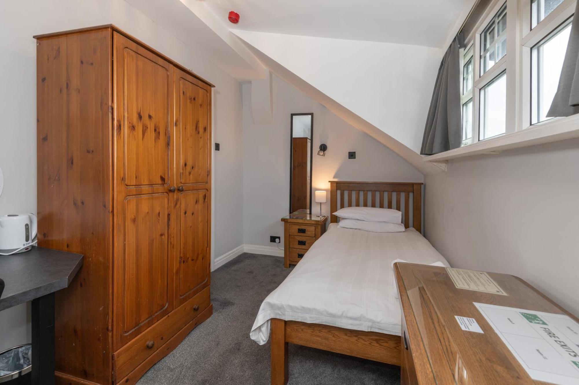 Ascot Grange Hotel - Voujon Resturant Leeds  Dış mekan fotoğraf